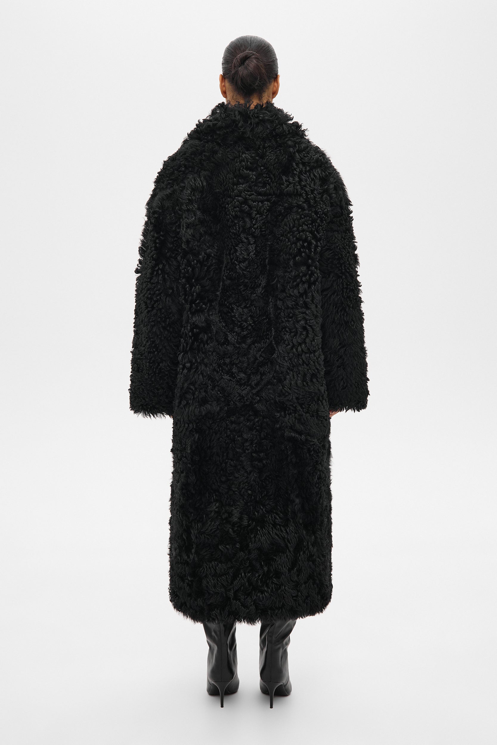 ДОВГА ШУБА З ОВЧИНИ